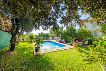 Casa de vacaciones con jardín perfectamente cuidado entre Córdoba y Sevilla