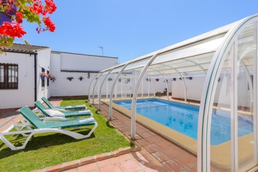 Charming villa with covered pool - ideal for groups