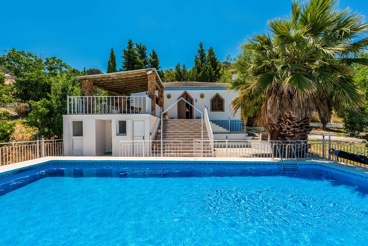 Casa rural de 3 dormitorios con barbacoa y piscina vallada en Rute