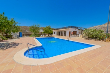 Bonita casa unifamiliar con pista de tenis y piscina