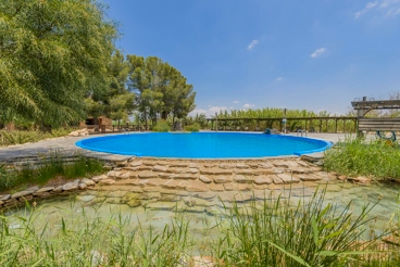 Casa moderna decorada en piedra, ideal para familias