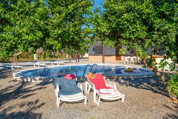 Casa rural básica con dos piscinas cerca de Málaga