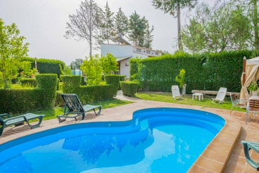 charmante villa avec jardin et jacuzzi intérieur