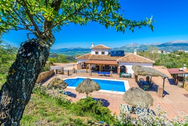Lovely villa with large pool, garden and amazing views