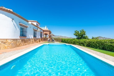 Stijlvol Andalusisch vakantiehuis met zwembad in Nerja, vlakbij zee