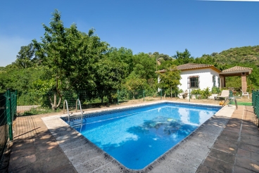 Countryside villa on the outskirts of the town of Igualeja