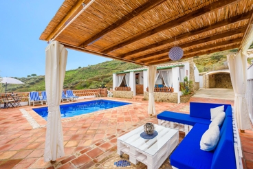 Gorgeous villa with views and cosy outdoor area