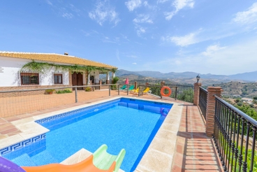 Ruhige farbenfrohe Villa mit fantastischem Pool und toller Sicht