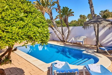 Charming villa with private pool, near the beach