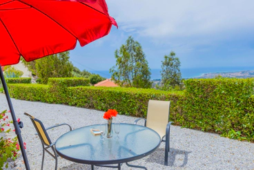 Casa rural situada en una colina, con vistas a la costa