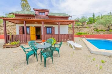 Ferienhaus aus Holz mit privatem Pool in Algarrobo