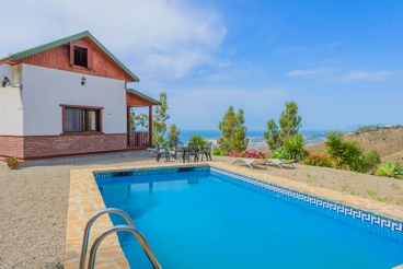 Jolie location de vacances en bois avec vues incroyables sur la mer Méditerranée