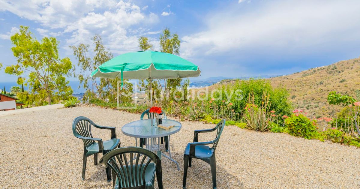 Modernes Ferienhaus mit Holzdekor und Meerblick