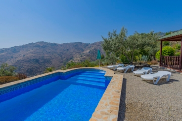 Estupenda casa de madera con vistas panorámicas desde la piscina