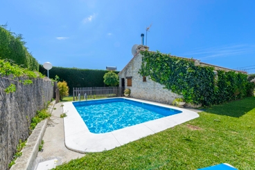 Leuk steenhuis met mooie pool in de buurt van het strand