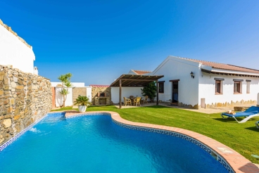 Maison rurale typique avec piscine près de la mer