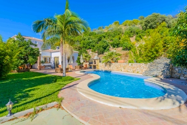Casa de vacaciones con jardín tropical y una bonita piscina