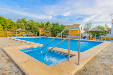 Jolie maison avec grande piscine et jardin près de la mer