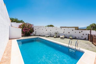 Villa avec piscine et jardin près des villages blanc