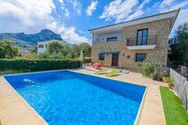Típica casa rural con enorme piscina y vistas panorámicas en El Gastor