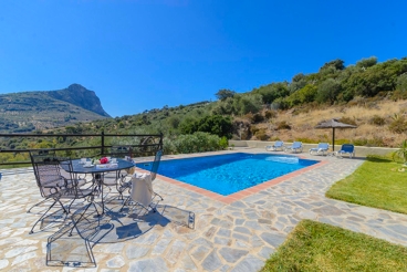 Hermosa casa de piedra con piscina y vistas a la montaña 