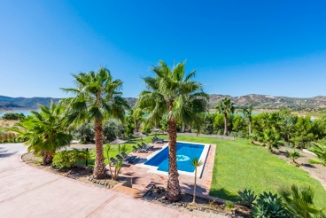 Villa met pool, tropische tuin en heerlijk meerzicht
