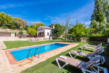 Encantadora villa con increíble piscina, jardín y alrededores