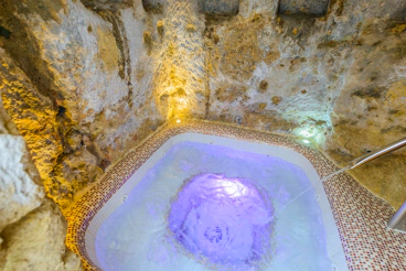 Fantastique location de vacances avec Jacuzzi enclavé dans la roche