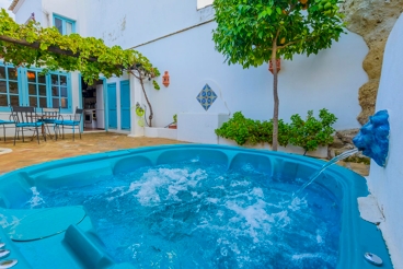 Mooie villa in Andalusische stijl met fantastische jacuzzi in de buitenlucht