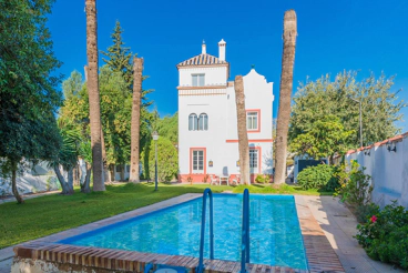 Großes Ferienhaus mit wunderschönem Garten nahe Sevilla