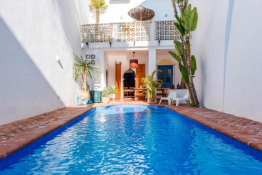 Coqueta casa muy colorida con piscina climatizada 