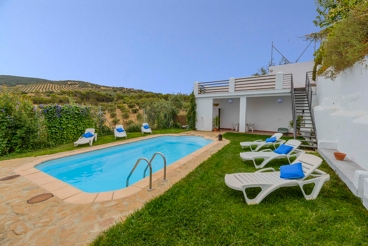 Villa with rustic features and gorgeous views over the hills