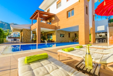 Elegante, luxe villa met zwembad dicht bij het strand in Mijas