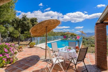 Spacious villa with pretty outdoor in Alozaina