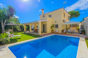 Villa with tropical garden close to the beach between Cadiz and Jerez