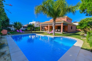 Villa mit tropischem Garten und Pool in Conil de la Frontera