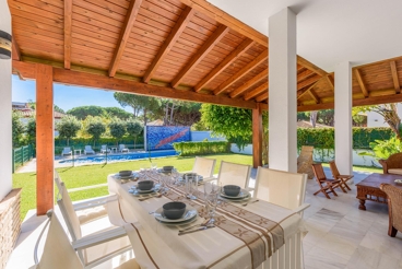 Gezellige villa met zwembad en dicht bij het strand in Conil de la Frontera