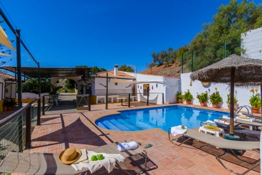 Pretty holiday villa for the whole family, with equipped outdoor area