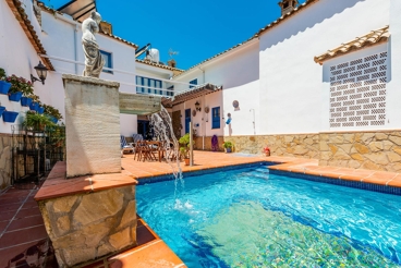 Casa de vacaciones en el pueblo, con coqueto patio interior