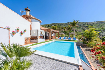 Fabuleuze villa met Balinees Bed en Ibiza-stijl zwembad in Torrox