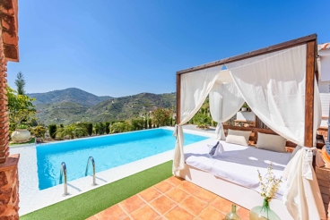 Fabuleuze villa met Balinees Bed en Ibiza-stijl zwembad in Torrox