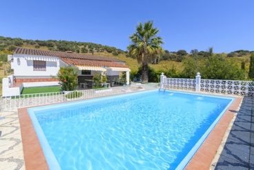 Holiday villa with WiFi and fenced pool near Portugal