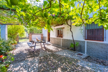 Spacious 8-people country house, within a few km from Portugal