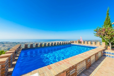 Majestueuze Villa met Prachtig Zwembad & Waanzinnig Uitzicht op Zee