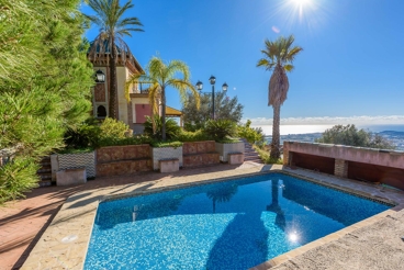 Villa de estilo andaluz con asombrosas vistas al mar