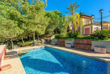 Villa in Andalusische Stijl met Adembenemende Panorama´s en dicht bij Zee