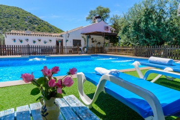 Holiday villa with fenced pool in the Cordovan countryside