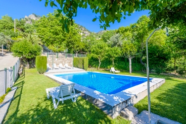 Pet-friendly holiday villa for 8 people with well-maintained garden