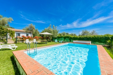 Casa rural con jardín vallado para ir con mascotas en Aracena