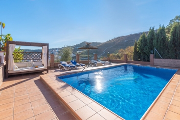 Superbe villa avec grande piscine et jolis extérieurs